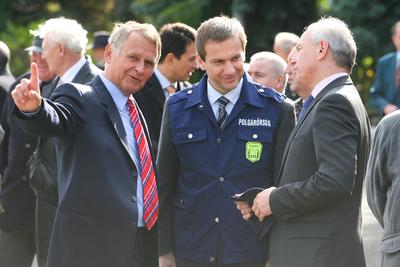 Rendőrautókat kapnak a polgárőrök-stock-foto