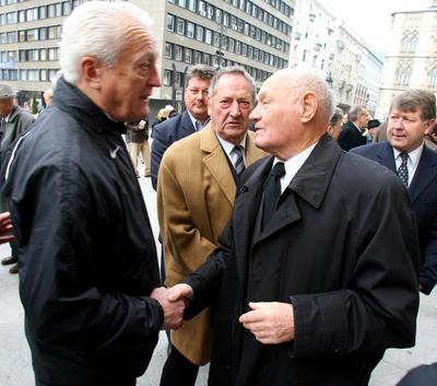 Budapest, 2006.12.07.
A Szent István bazilikában ravatalozták fel csütörtökön Puskás Ferencet, a Kispest és a Real Madrid egykori klasszis labdarúgóját.

A képen: Buzánszky Jenő és Albert Flórián (balra)-stock-foto