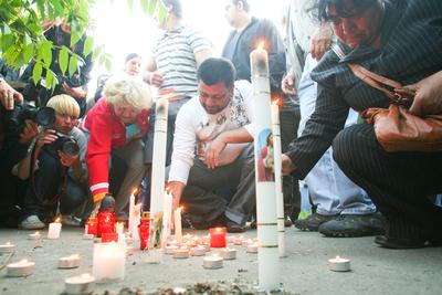 Cigányok és jogvédők tüntetése a rendőrpalotánál-stock-foto