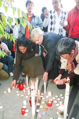 Cigányok és jogvédők tüntetése a rendőrpalotánál-stock-foto