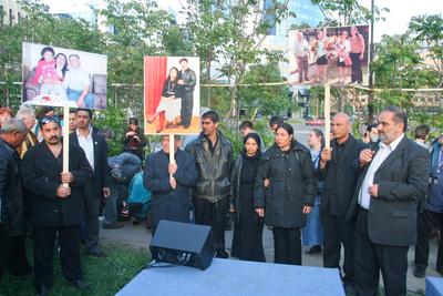 Cigányok és jogvédők tüntetése a rendőrpalotánál-stock-foto