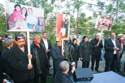 Cigányok és jogvédők tüntetése a rendőrpalotánál-stock-foto
