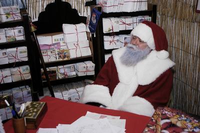 A nagykarácsonyi Mikulás-stock-foto