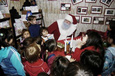 A nagykarácsonyi Mikulás-stock-foto