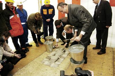 Elhelyezték az M6-os alapkövét-stock-foto