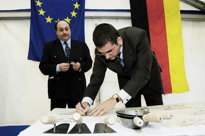 Elhelyezték az M6-os alapkövét-stock-foto