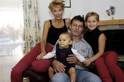 Xantus Barbara és Szurdi Miklós gyermekeikkel-stock-foto