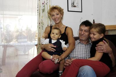 Xantus Barbara és Szurdi Miklós gyermekeikkel-stock-foto