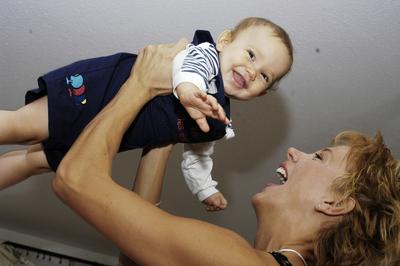 Xantus Barbara kisebbik gyermekével-stock-foto