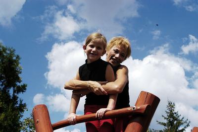 Xantus Barbara nagyobbik gyermekével-stock-foto