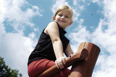 Xantus Barbara és Szurdi Miklós nagyobbik gyermeke-stock-foto