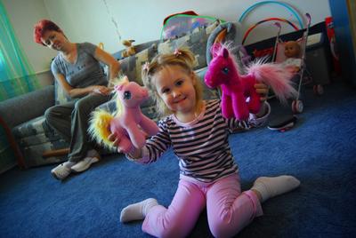 Gulyás Erzsébet és kislánya-stock-foto