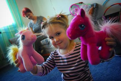 Gulyás Erzsébet és kislánya-stock-foto