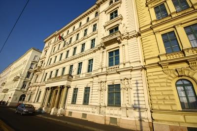 Az Adó- és Pénzügyi Ellenőrzési Hivatal épülete-stock-foto