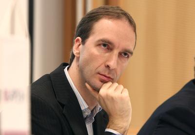Indul az adóalany centrikus adatszolgáltatási modell-stock-photo