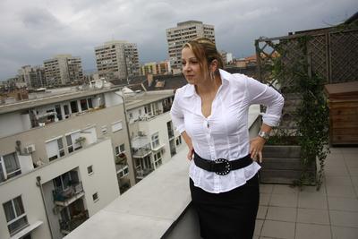 Bea asszony sminkelni tanul-stock-foto