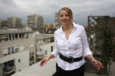 Bea asszony sminkelni tanul-stock-foto