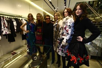 Roberto Cavalli Divatház nyílt az Andrássy úton-stock-foto