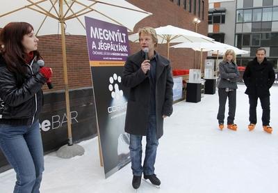 Új műjégpálya nyílt a Corvin Bevásárlóközpont tetején-stock-foto