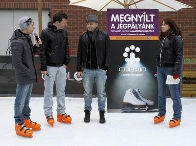Új műjégpálya nyílt a Corvin Bevásárlóközpont tetején-stock-foto
