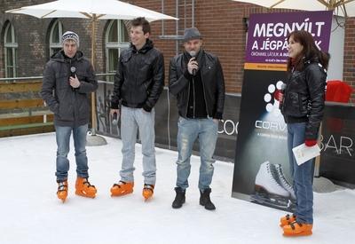 Új műjégpálya nyílt a Corvin Bevásárlóközpont tetején-stock-foto