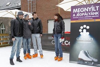 Új műjégpálya nyílt a Corvin Bevásárlóközpont tetején-stock-foto