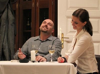 Délután - kétszereplős kávéházi életszelet-stock-foto