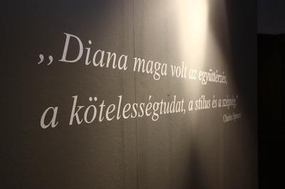 Kiállítás Diana hercegnő személyes tárgyaiból-stock-foto