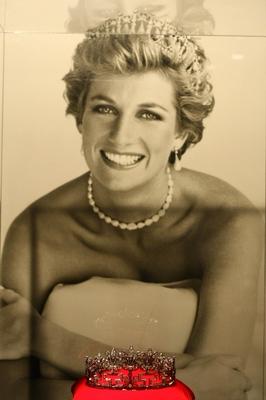 Kiállítás Diana hercegnő személyes tárgyaiból-stock-foto