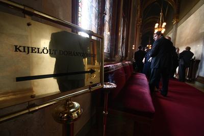 Parlament - dohányzó-stock-foto