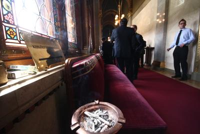 Parlament - dohányzó-stock-foto