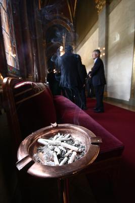 Parlament - dohányzó-stock-foto
