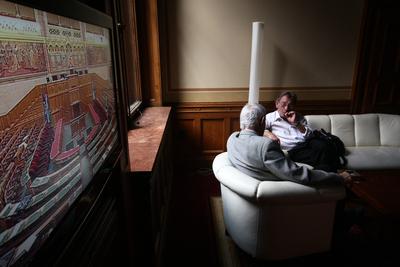 Parlament - dohányzó-stock-foto