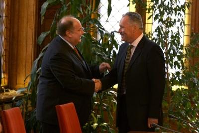 Bajnai Gordon miniszterelnök megnyitja az új kormány első ülését-stock-foto