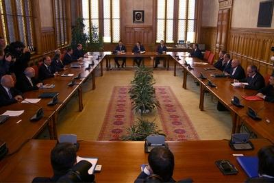 Bajnai Gordon miniszterelnök megnyitja az új kormány első ülését-stock-foto