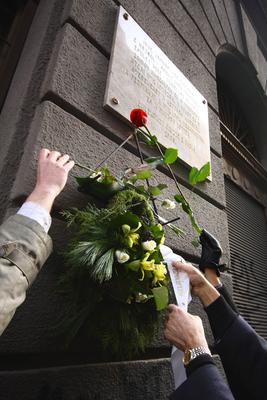 Megemlékezés a Jókai utcában-stock-foto