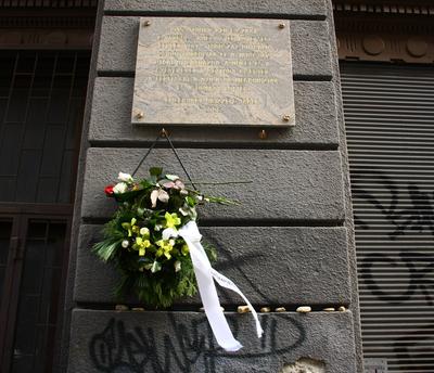 Megemlékezés a Jókai utcában-stock-foto