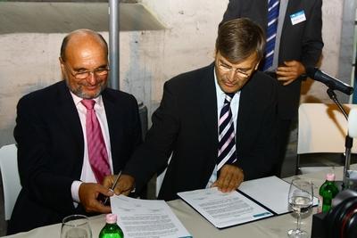 Új magánegyetemről szóló szerződés Óbudán-stock-foto