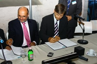 Új magánegyetemről szóló szerződés Óbudán-stock-foto