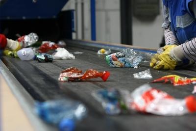 Optikai műanyaghulladék-válogató üzem-stock-foto