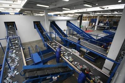 Optikai műanyaghulladék-válogató üzem-stock-foto
