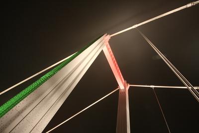 Díszkivilágítás az Erzsébet hídon-stock-foto