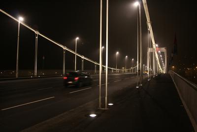 Díszkivilágítás az Erzsébet hídon-stock-foto