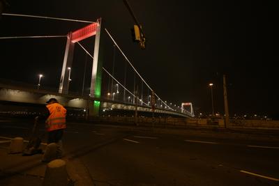 Díszkivilágítás az Erzsébet hídon-stock-foto