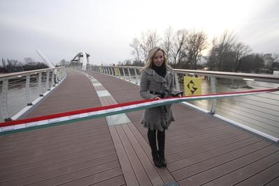 A szolnoki Tiszavirág híd avatója-stock-foto