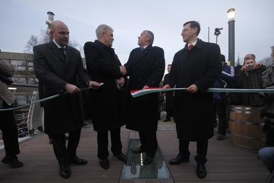 A szolnoki Tiszavirág híd avatója-stock-foto