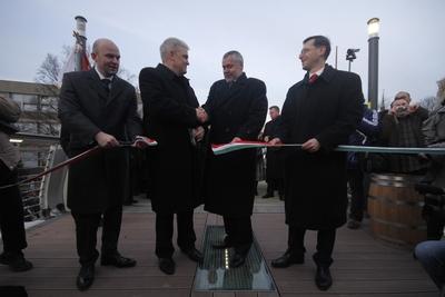 A szolnoki Tiszavirág híd avatója-stock-foto