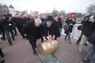A szolnoki Tiszavirág híd avatója-stock-foto