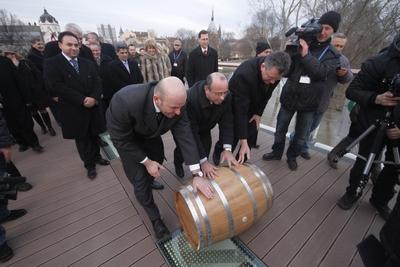 A szolnoki Tiszavirág híd avatója-stock-foto