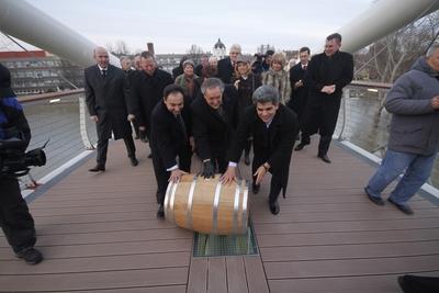 A szolnoki Tiszavirág híd avatója-stock-foto